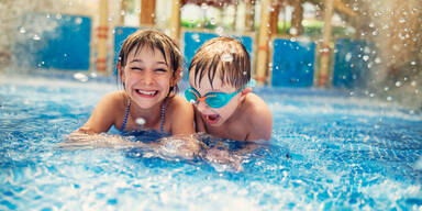 Bruder und Schwester im Schwimmbecken