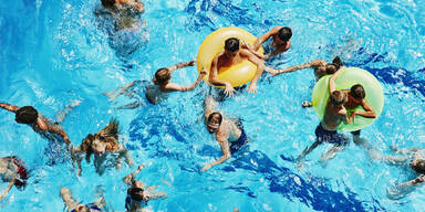 Kinder im Schwimmbad 