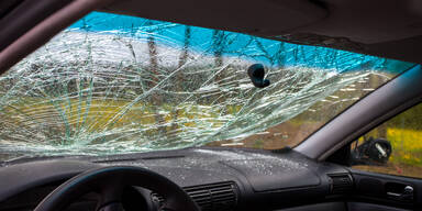 Kein Führerschein, Insassen geflüchtet – Polizei rätselt wegen Unfall