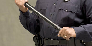 Ex-Frau beim Einkaufen mit Schlagstock bedroht