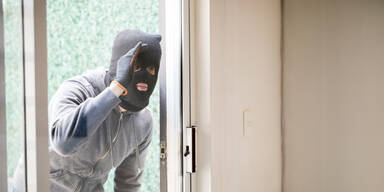 Achtung: Offene Fenster laden Diebe ein