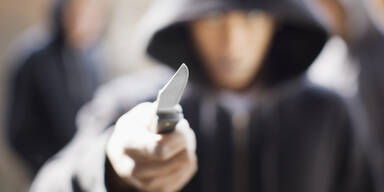 Räuber-Bande stach Opfer (22) mit Messer ins Gesicht