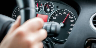 Bis zu 207 km/h: Familienvater raste mit Kleinkindern Polizei davon