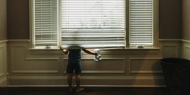 Bub fiel aus Fenster