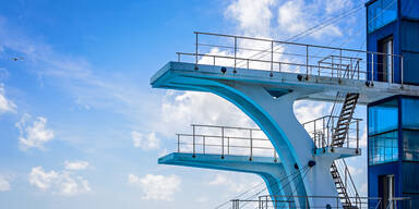 Bub stürzt von 5-Meter-Sprungturm auf 15-Jährigen