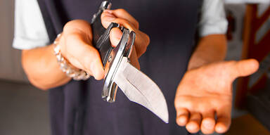 Albaner (27) sticht mit Steakmesser auf den Neuen seiner Ex ein 