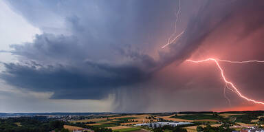 Gewitter zum Wochenstart: Wo es jetzt kracht