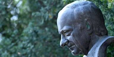 SOS-Kinderdorf - Gmeiner-Büste in Vorarlberg beschmiert