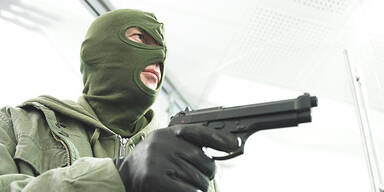 Masken-Mann bedroht Trafik-Angestellte mit Waffe