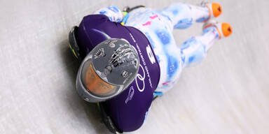 Ukrainischer Skeletoni will mit Helm Kriegsopfer ehren