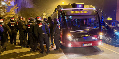 Brutale Attacke: Holland-Hooligans zerstören Bus