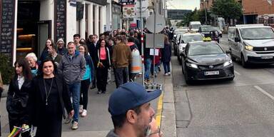 Bitte warten! Mega-Schlange vor der Stadthalle