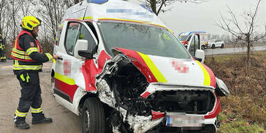 Rettungswagen kollidiert mit drei Pkw