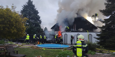 Großeinsatz in Wiener Neustadt: Wohnhaus in Brand