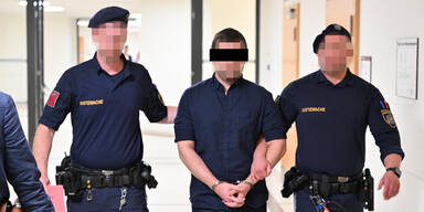 Mit geklautem Kastenwagen durch Fußgängerzone in Pestsäule gerast