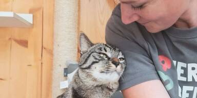 Kater Gismo mit Pflegerin Bea Romstorfer ÖTV (002).jpeg