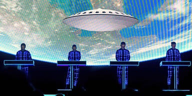 Kraftwerk lassen die Festspiel-Bühne beben
