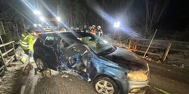 Auto kracht gegen Brückengeländer: 3 Verletzte