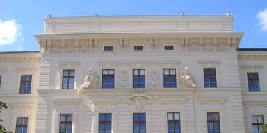 Fahne mit NS-Symbol vor Gasthaus: Wirte vor Gericht