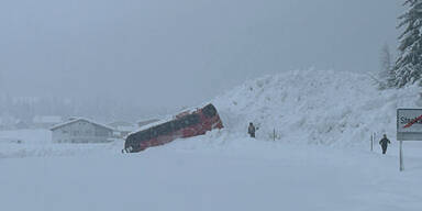 Lawine erfasst Bus in Tirol 