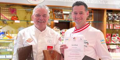 Leo Jindrak mit Confiserie-Leiter Michael Müller