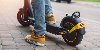 Vom E-Scooter aus einer Frau eine Goldkette runtergerissen 
