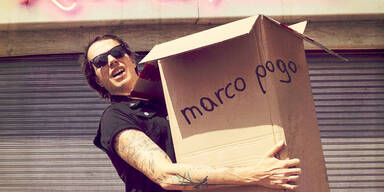 Marco Pogo verliert sich in seinen Gedanken im Posthof