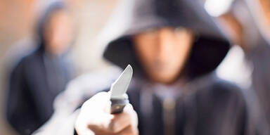 Jugendliche (14-16) stechen Mann (25) nieder - Polizei fahndet
