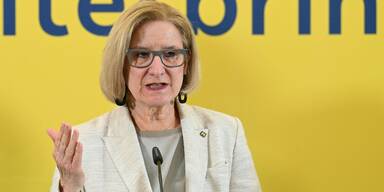 Mikl-Leitner ernst.jpg