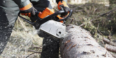 Mann schnitt sich mit Motorsäge in den Arm