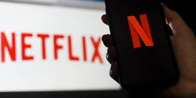 Netflix Logo am Handy.jpg
