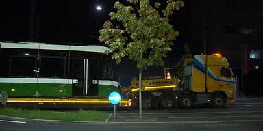 Graz: Die erste neue Straßenbahn ist angekommen