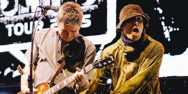 Oasis vergolden ihr Comeback jetzt mit Luxus-Fotobuch 