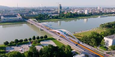 Obus Linie 48 fährt über Eisenbahnbrücke 