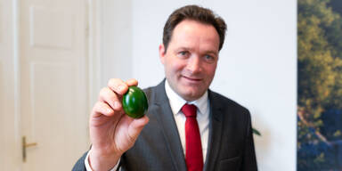 Landwirtschaftsminister Totschnig mit Osterei.