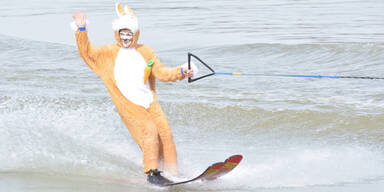 Der Osterhase auf Wasserski 