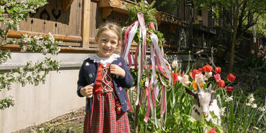 Mädchen Maibaumfest im Tiergarten Schönbrunn