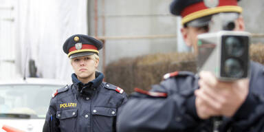195 statt 70 km/h: Raser ohne gültigem Führerschein 