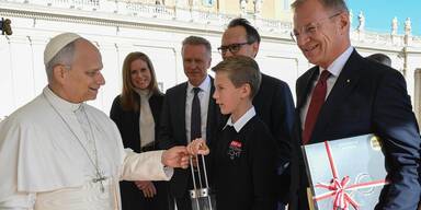 Papst Leo XIV. empfing Friedenslicht vor 60.000 Pilgern 