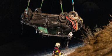 Im Haselgraben: Pkw stürzte über Steinmauer