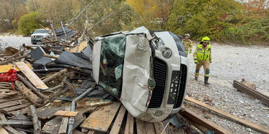 In Bachbett gelandet: Skoda riss bei Absturz Baumhaus mit