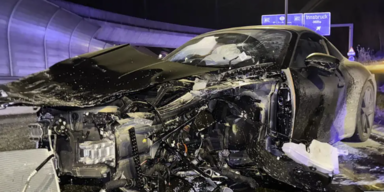 Auf Autobahn: Porsche 911 knallte in Leitschiene