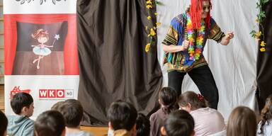 26.000 Kinder begeistert: Diese Theater-Fee erklärt Berufe!