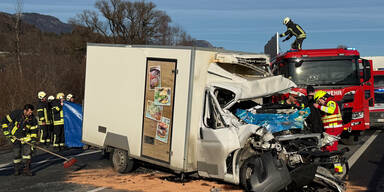 Stauende übersehen: Klein-Lkw-Fahrer stirbt bei Horror-Crash