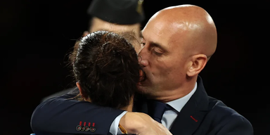 Eier-Wurf auf "Kuss-Rubiales" bei Buch-Präsentation