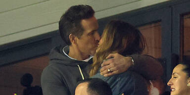 Blake Lively und Ryan Reynolds turteln beim Fußball