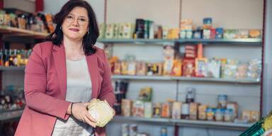 Sabine Engleitner-Neu im SOMA Sozialmarkt 