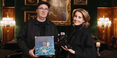 Künstler KAWS designt die neue Artists‘ Collection der Original Sacher-Torte
