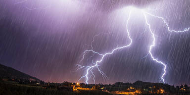 Unwetter-Alarm! Erst Glut-Hitze, dann drohen uns Donner und Blitze