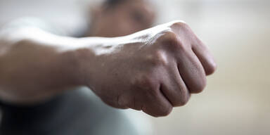 19-Jähriger schlägt am Verkehrsamt Loch in Wand 